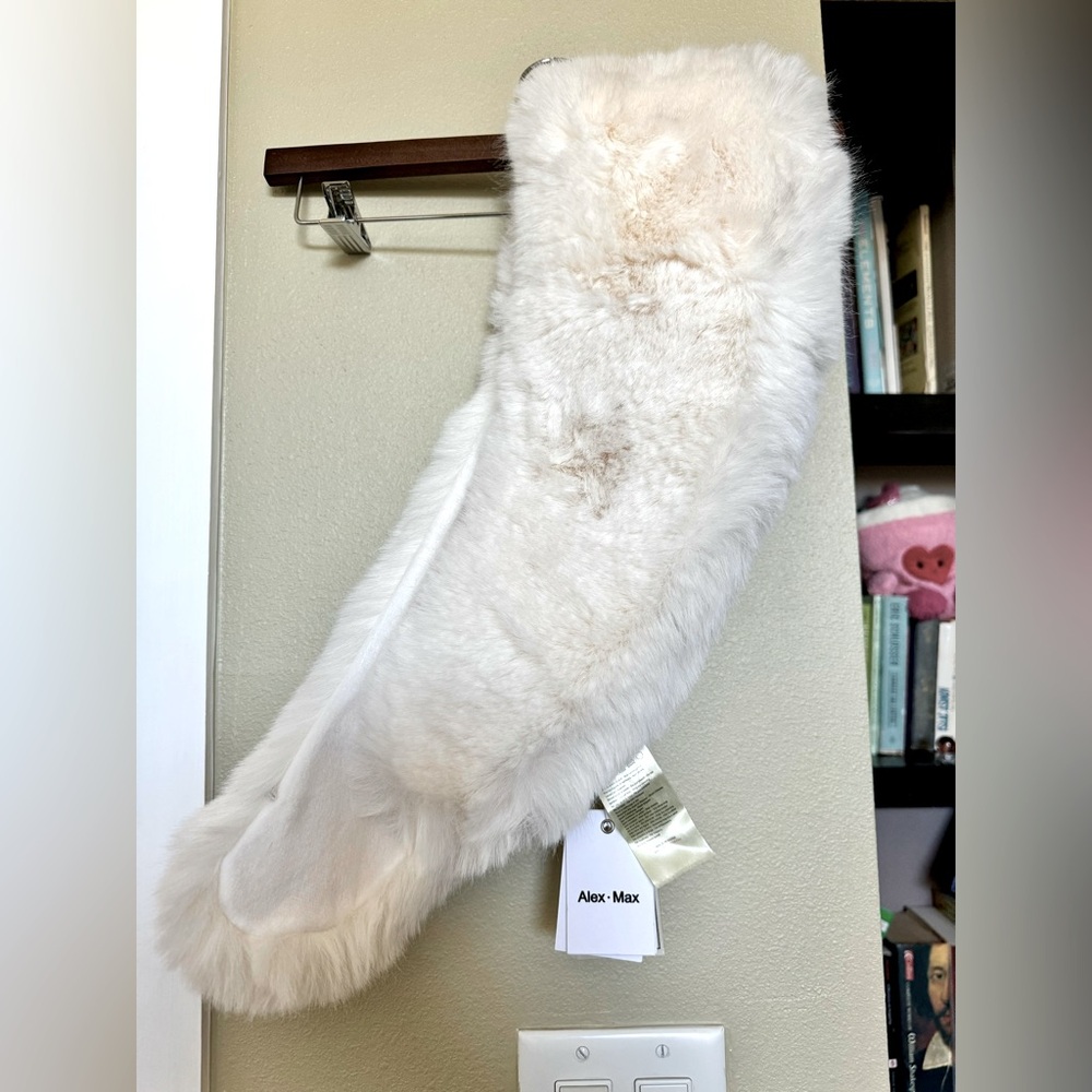 NWT Alex Max Faux Fur Neck Warmer in white